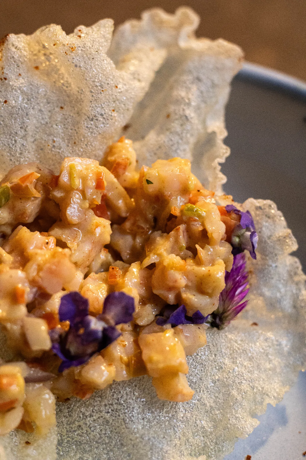 Tartar de mariscos servido sobre crocante aireado