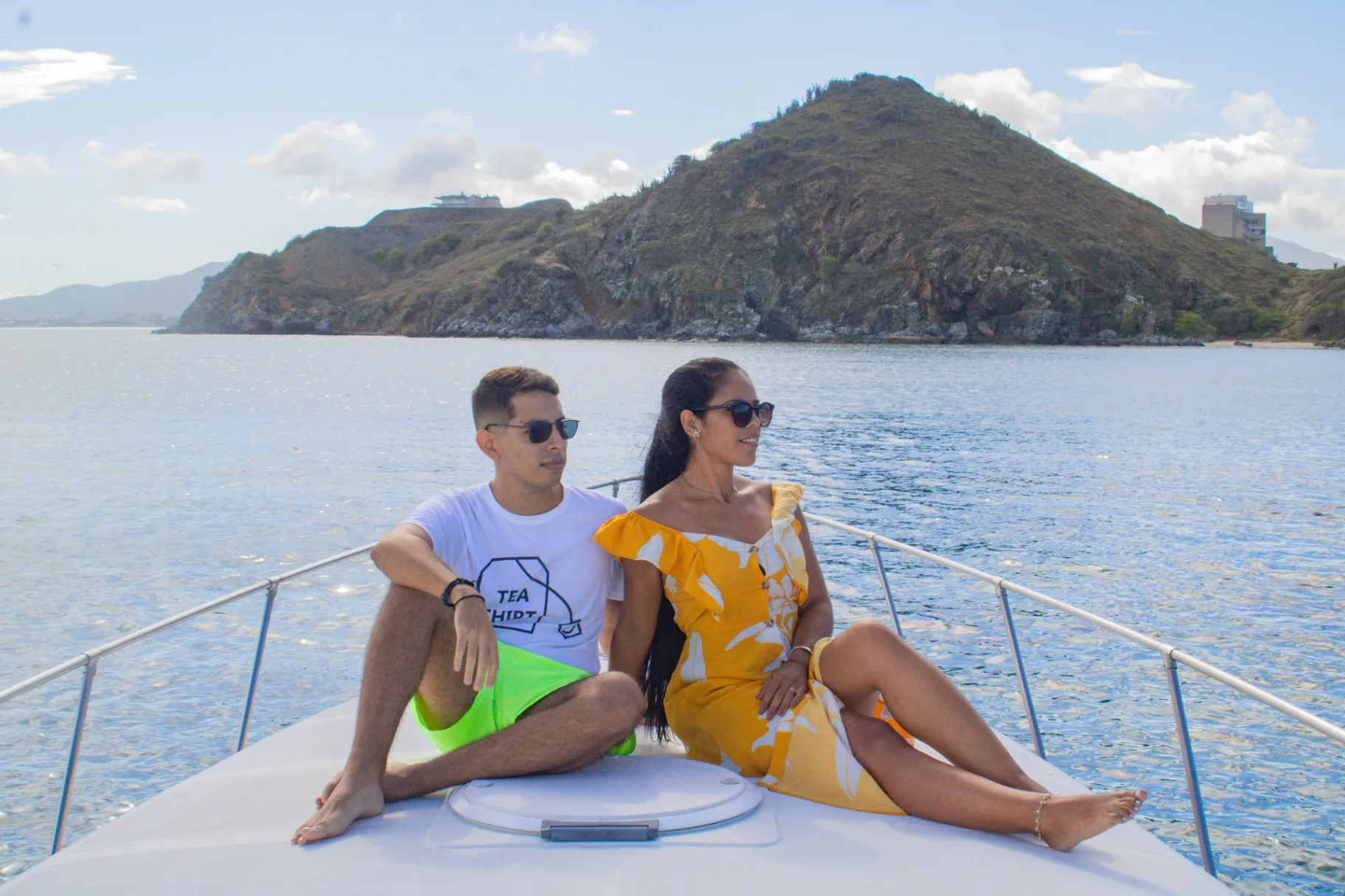Pareja descansando en la proa con vista a la costa