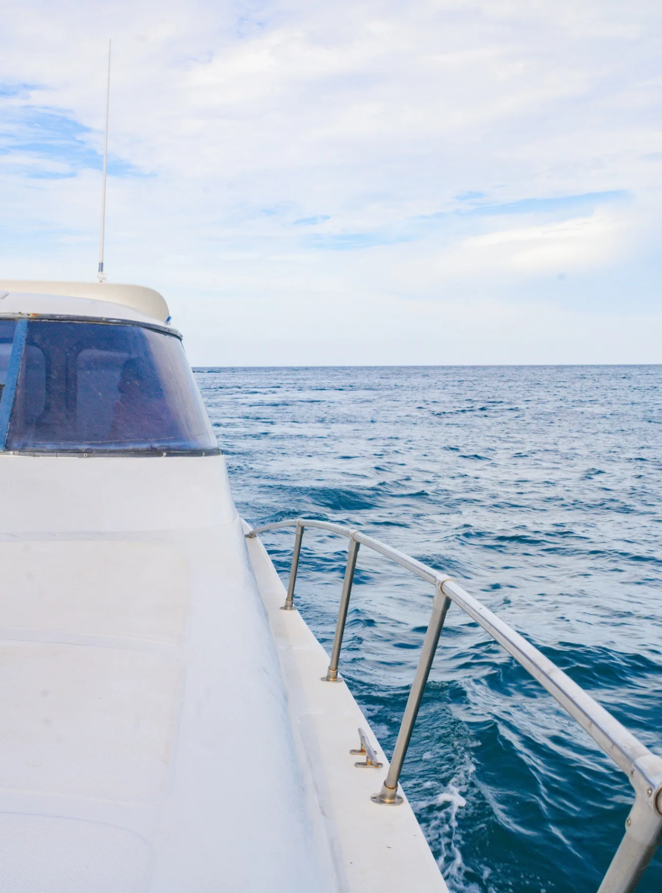 Costado de la embarcación navegando en mar abierto