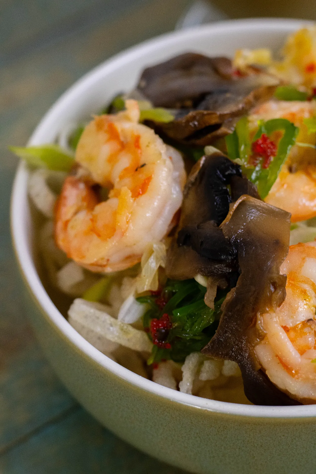 Bowl de camarones salteados con hongos y vegetales