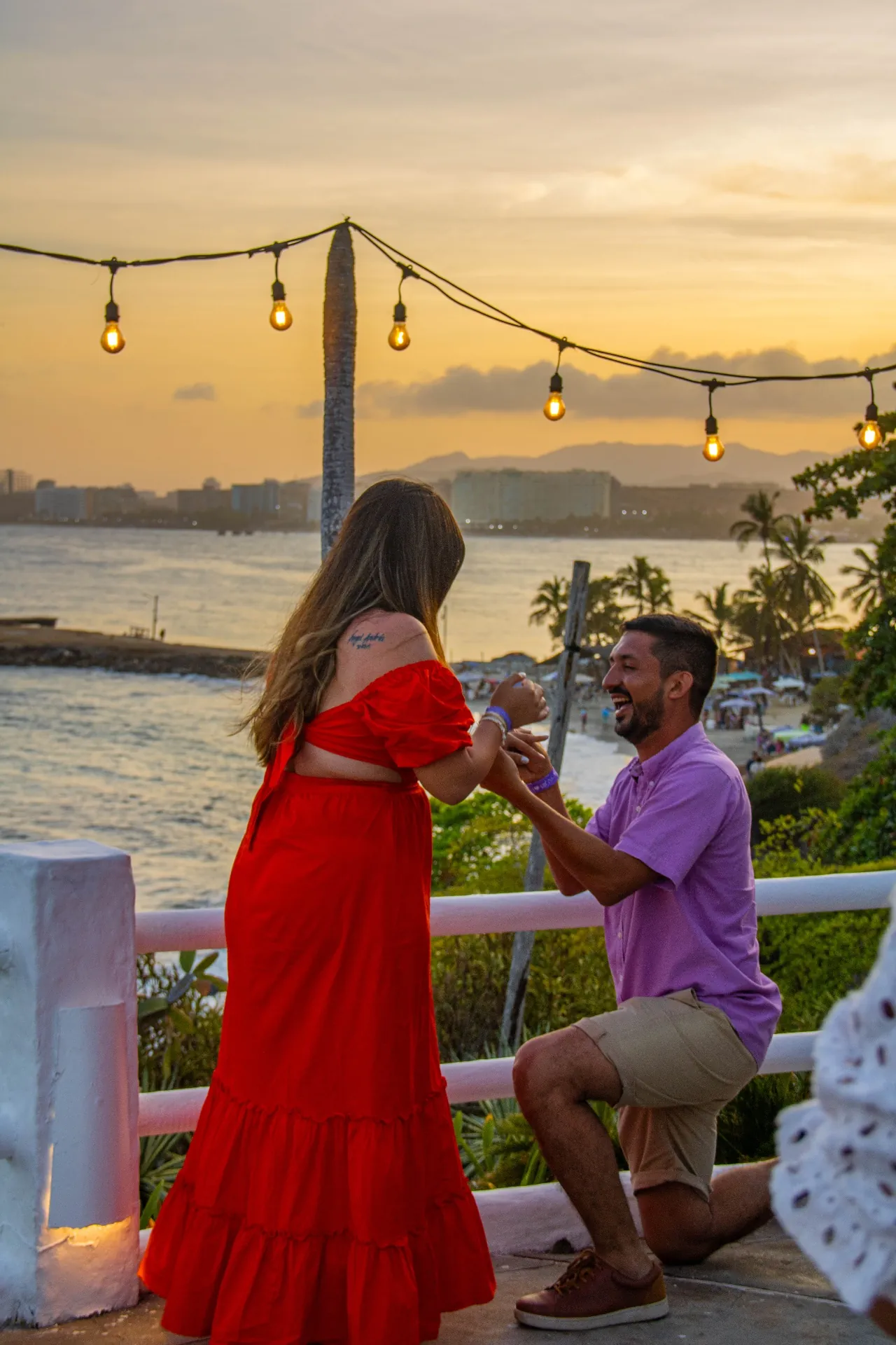 Momento lifestyle en la terraza con vista al mar