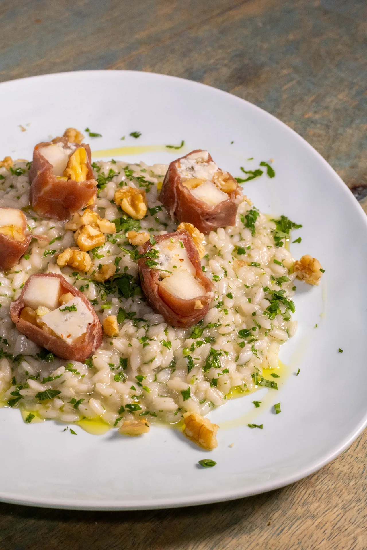 Risotto con rollos de jamón serrano, queso azul y nueces