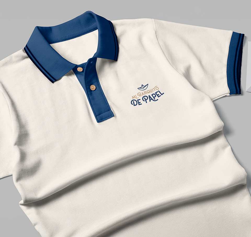 Polo crema con cuello azul tinta y logo bordado de Mi Barquito de Papel