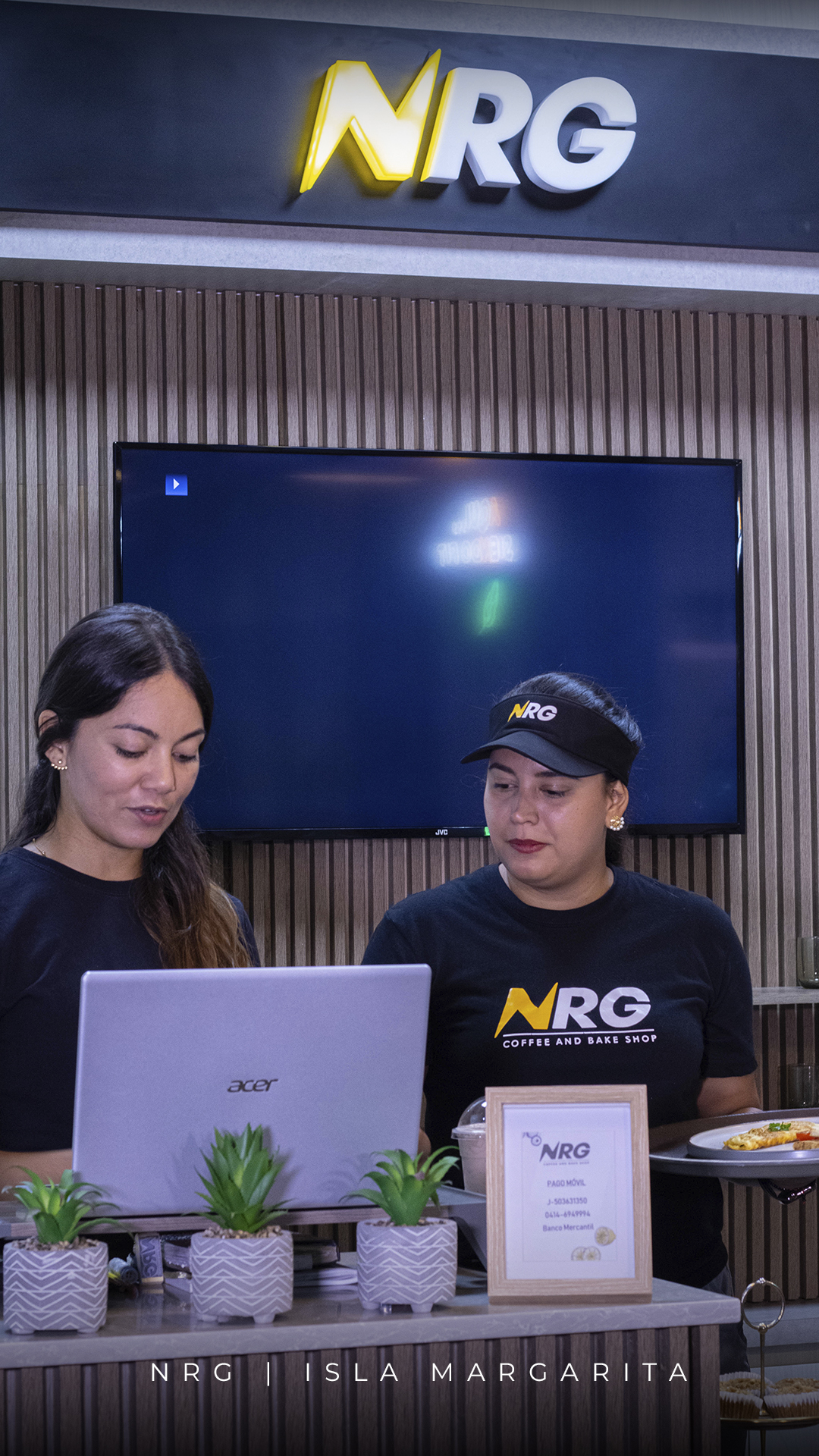Equipo de NRG bajo el cartel iluminado dentro del Gold's Gym
