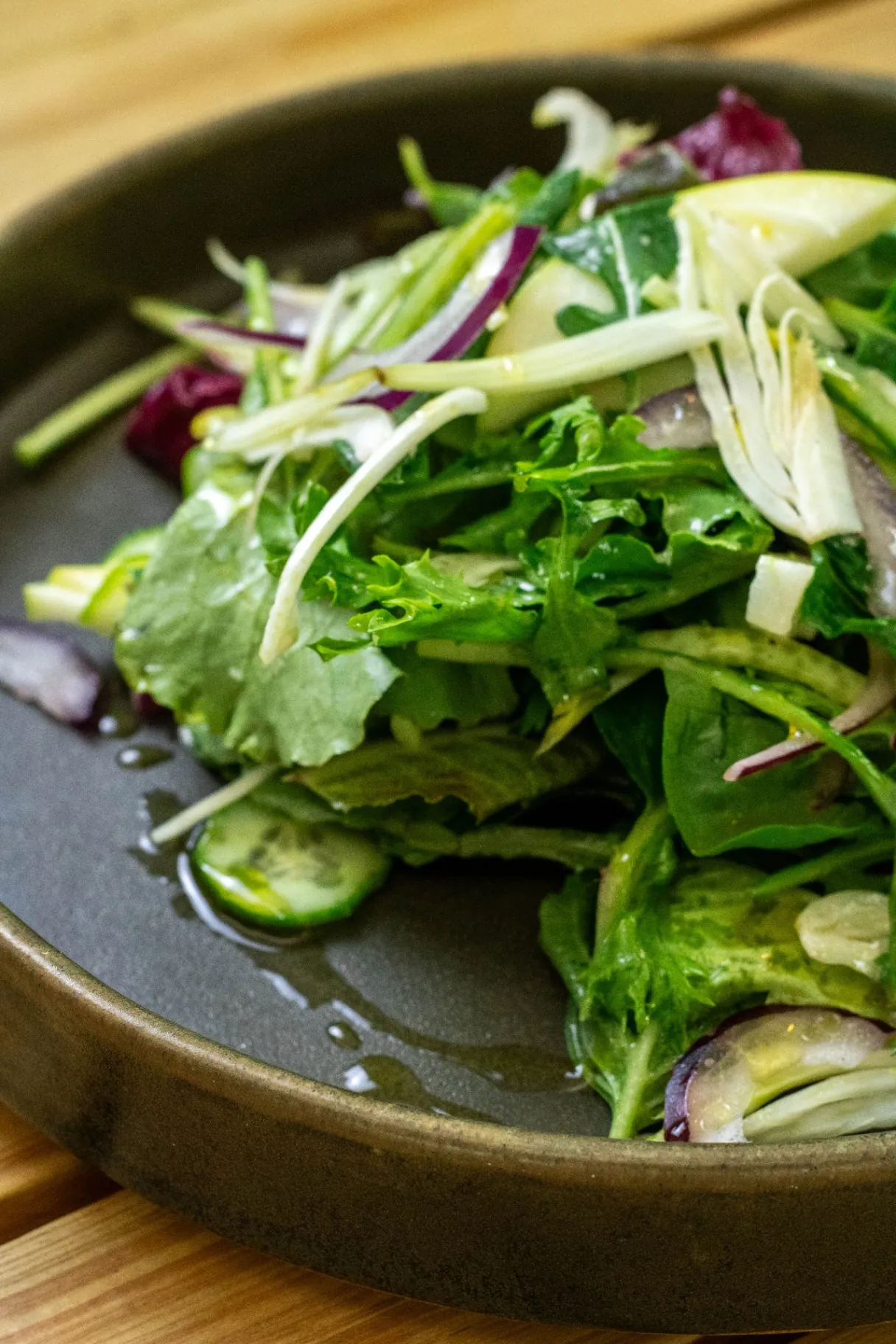 Ensalada fresca de hojas verdes, hinojo y cebolla morada