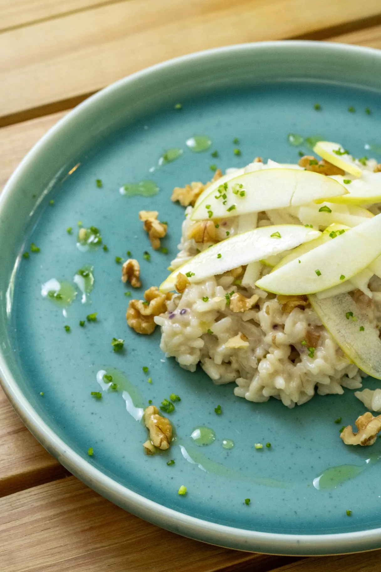 Risotto cremoso con manzana verde, nueces y cebollín