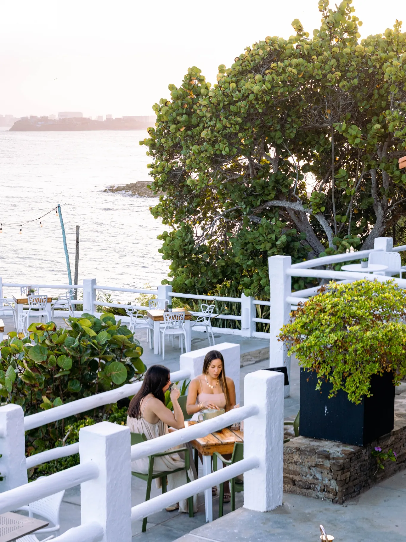Ambiente lifestyle en la terraza costera de Guayoyo