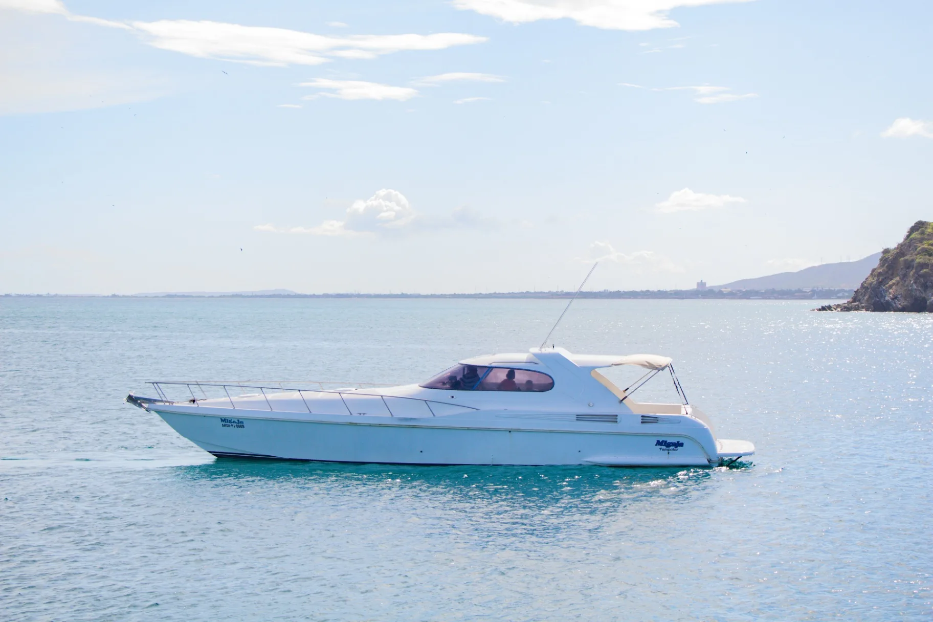 Lancha Migaja navegando frente a la costa de Margarita
