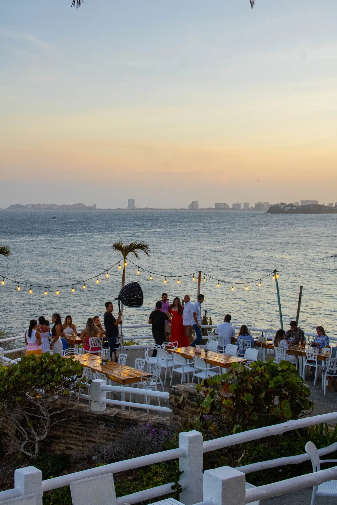 Terraza de Guayoyo frente al mar durante el atardecer
