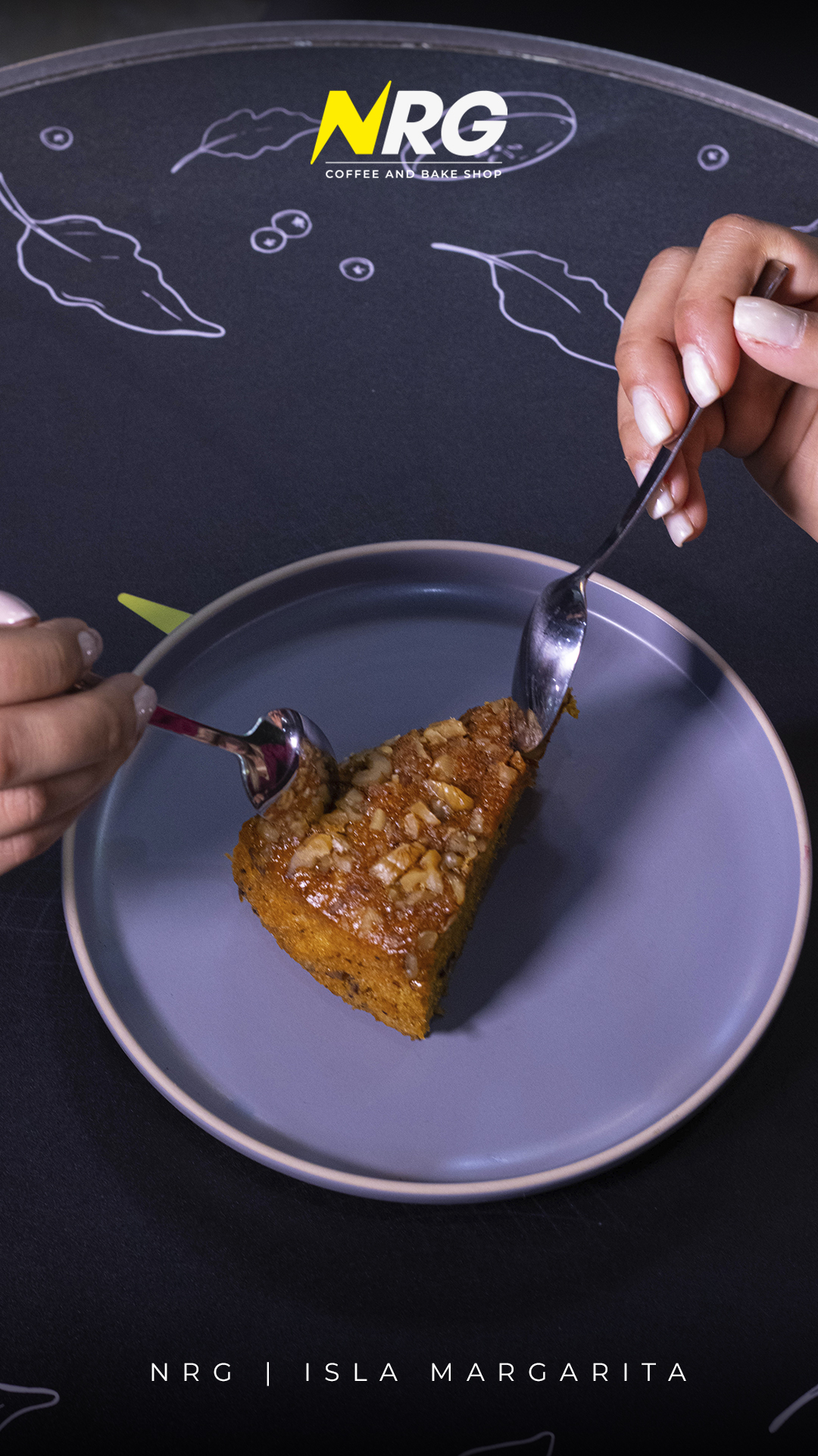 Postre servido sobre mantel ilustrado con el logo NRG
