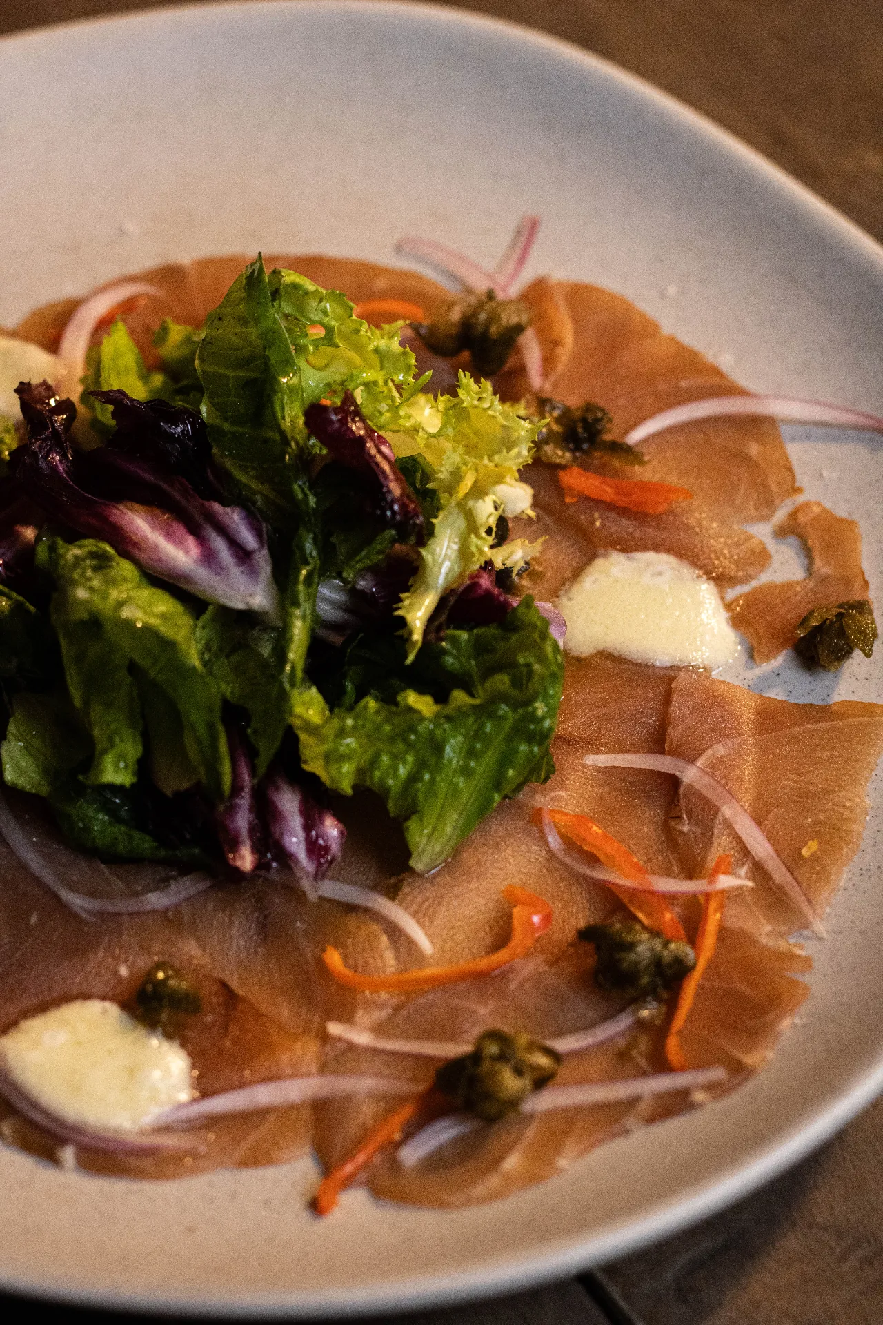 Plato frío con vegetales frescos y salsa cremosa